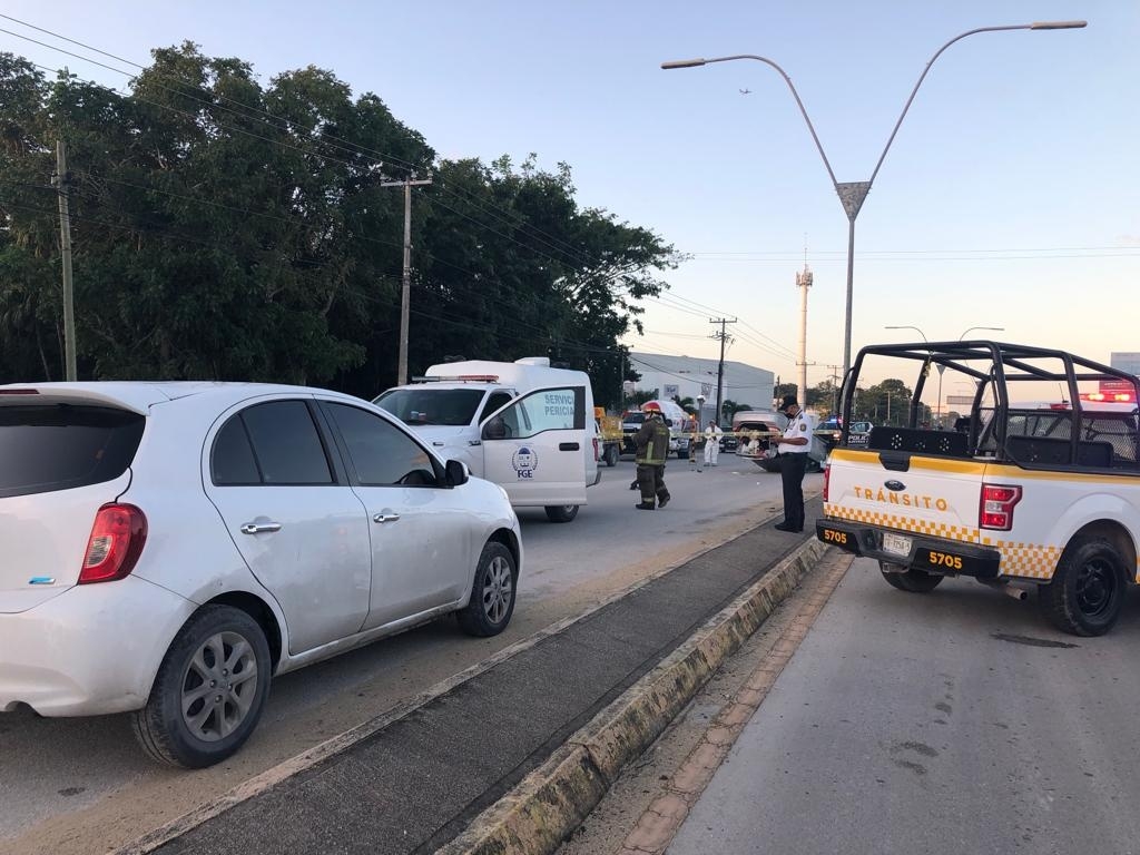 Los elementos de Tránsito de Cancún acordonaron el carril de la Av. López Portillo para realizar las diligencias correspondientes