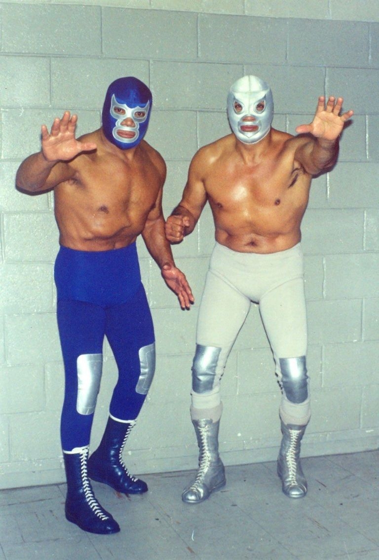 Se dice que la pose surgió luego de que se le tomara una foto sorpresiva a los astros de la lucha libre en México Se dice que la pose surgió luego de que se le tomara una foto sorpresiva a los astros de la lucha libre en México