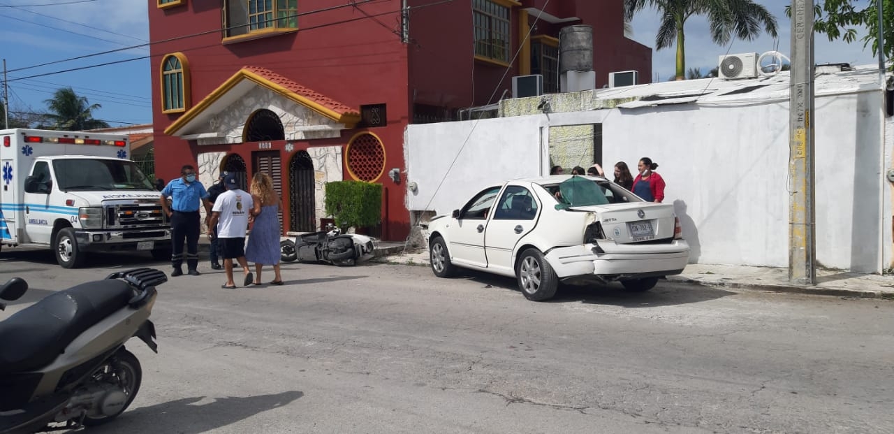 Uno de los automóviles involucrados con el choque en Cozumel, terminó estrellándose contra un poste