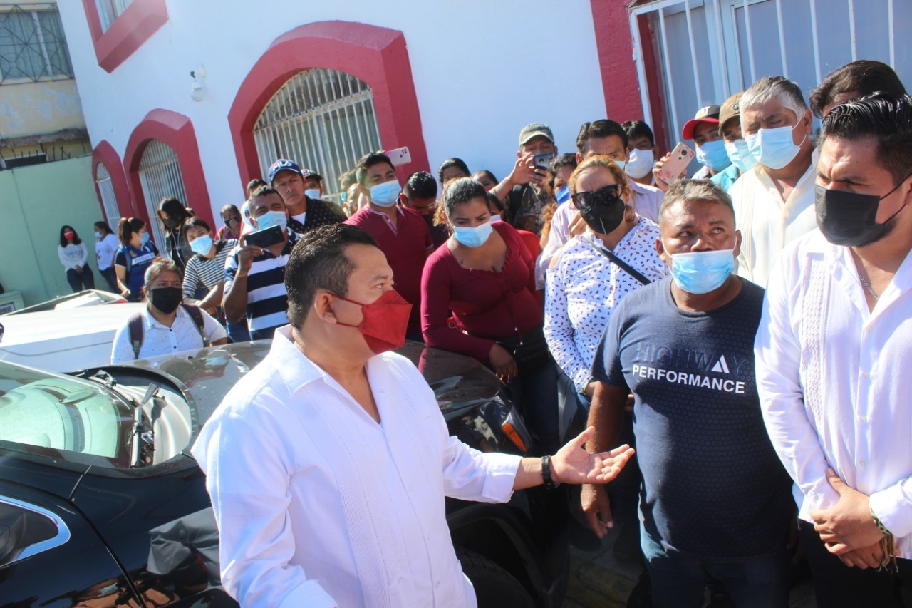 Por cerca de 15 minutos los agremiados se dijeron de cosas afuera de la empresa