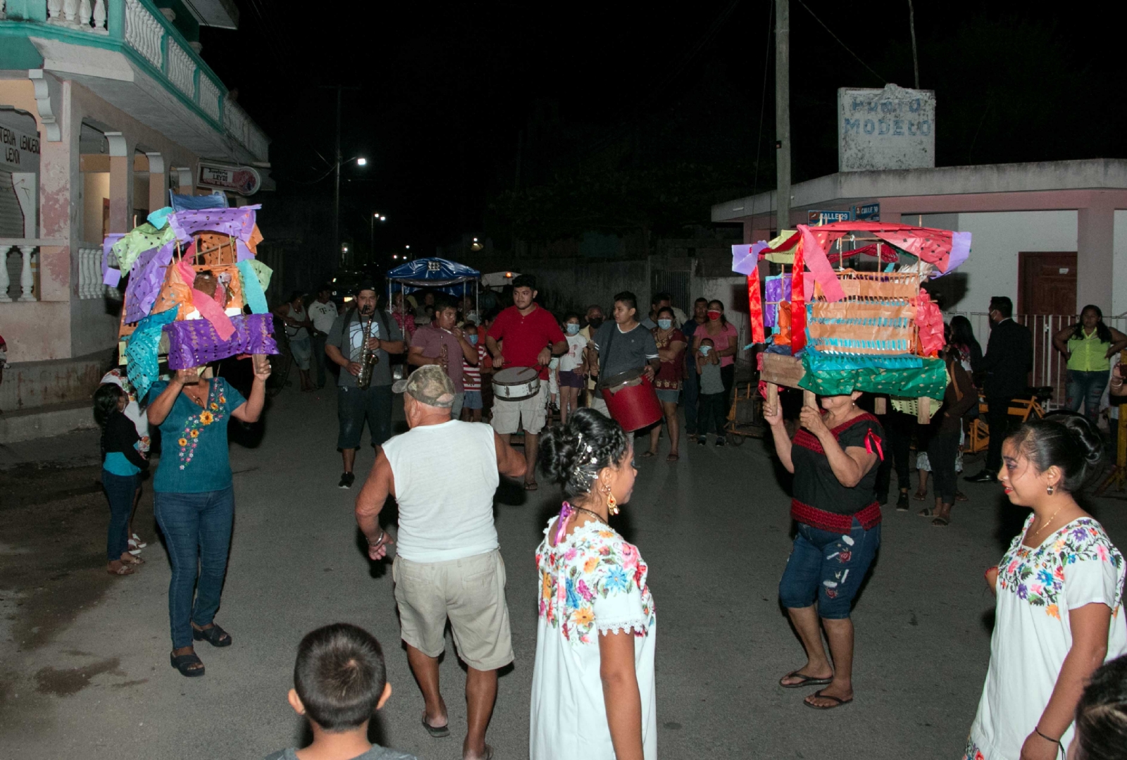El mosaico cultural y de tradición convocó a decenas de pobladores de la comunidad de todas las edades, que con alegría bailaron en las calles
