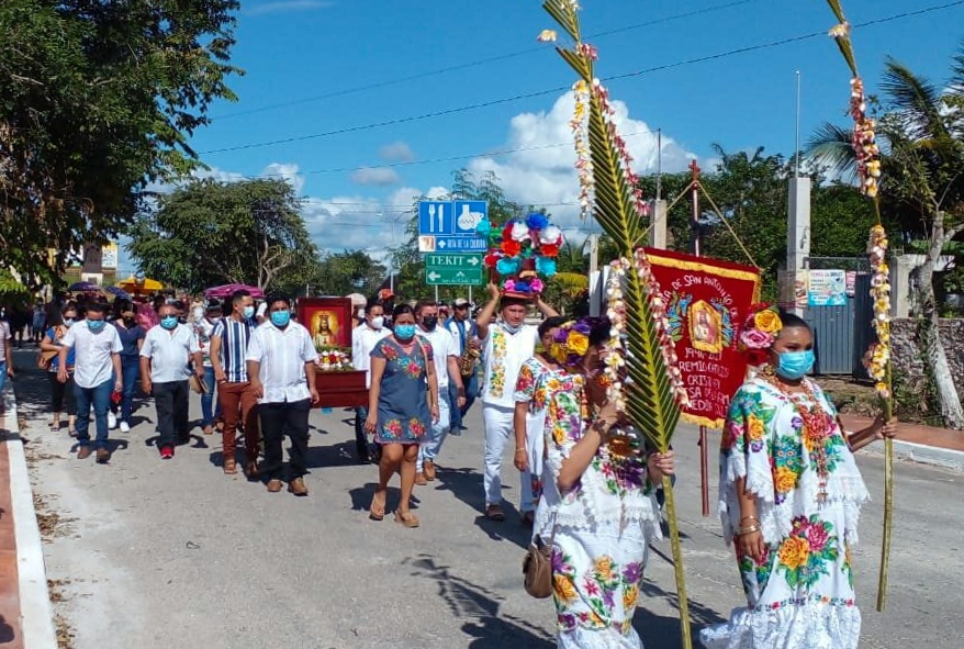 Al tronar de los voladores y al son de alegres melodías, el contingente conformado por lugareños emprendió el recorrido por las principales calles de la villa