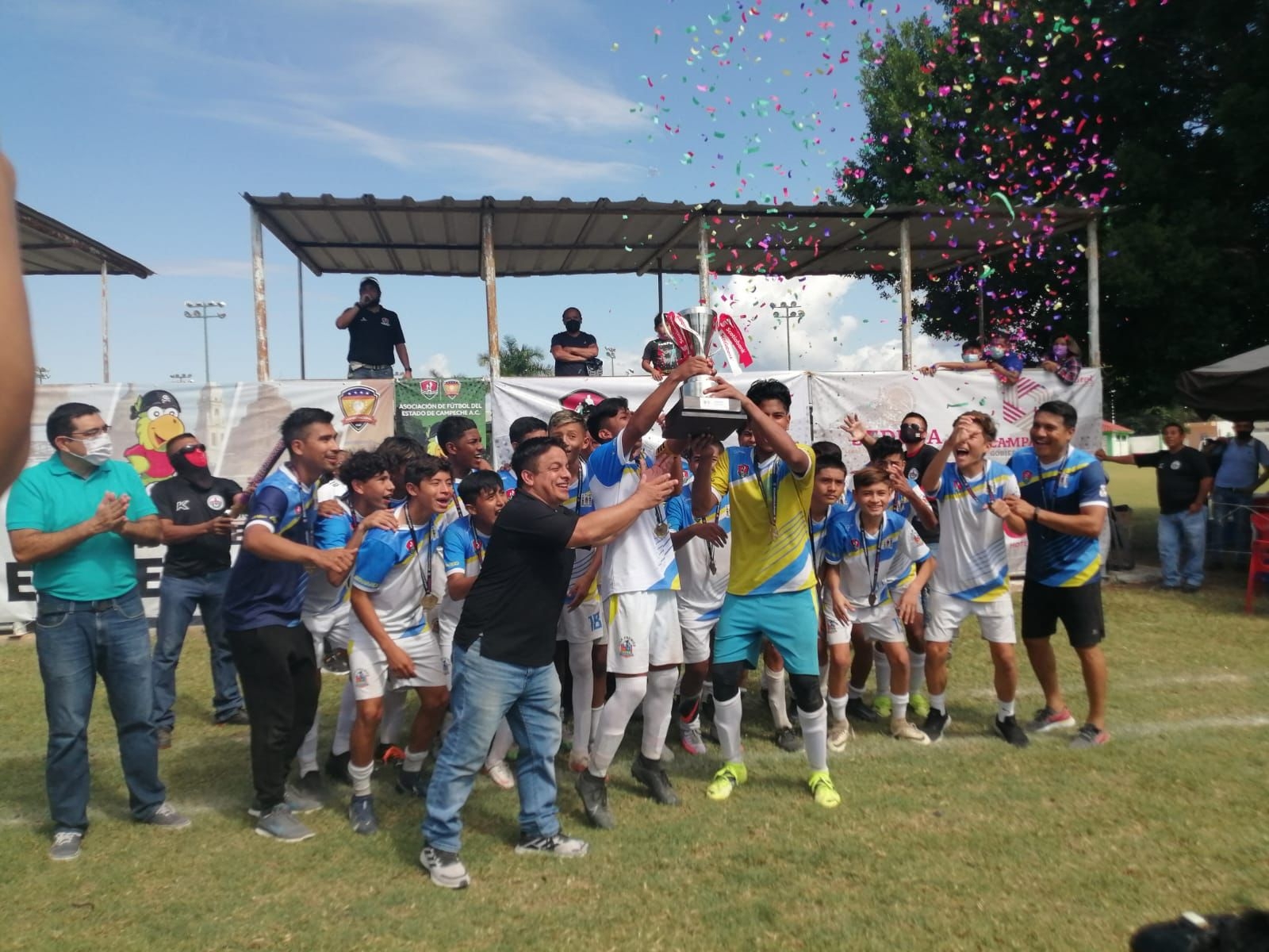 Los jugadores de Quintana Roo se colgaron la medalla de oro y levantaron el trofeo que los acredita como campeones Los jugadores de Quintana Roo se colgaron la medalla de oro y levantaron el trofeo que los acredita como campeones