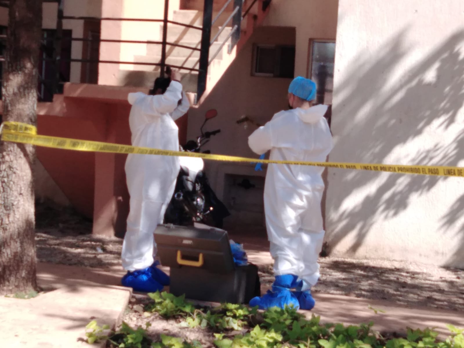Al lugar llegaron peritos e integrantes de la Semefo para el levantamiento del cuerpo Al lugar llegaron peritos e integrantes de la Semefo para el levantamiento del cuerpo