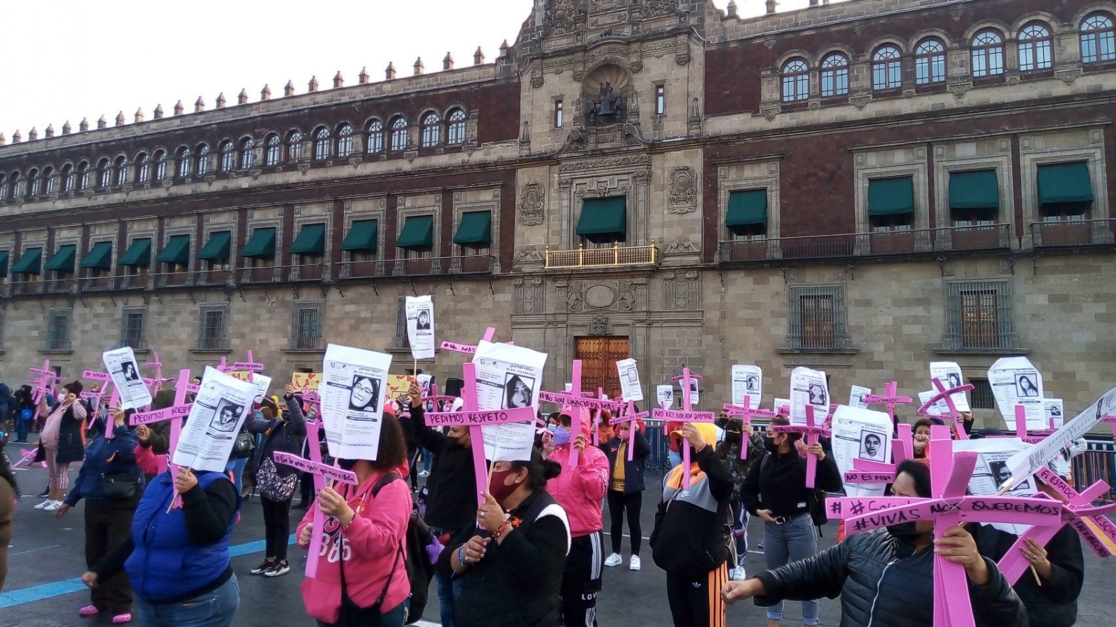 Mujeres saltaron las vallas que rodean Palacio Nacional y pegaron cruces para manifestarse contra la violencia de género Mujeres saltaron las vallas que rodean Palacio Nacional y pegaron cruces para manifestarse contra la violencia de género