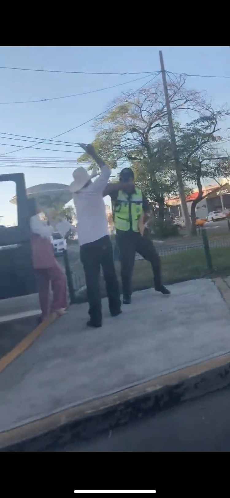 El hombre agrede a un oficial con pistola en mano
El hombre agrede a un oficial con pistola en mano