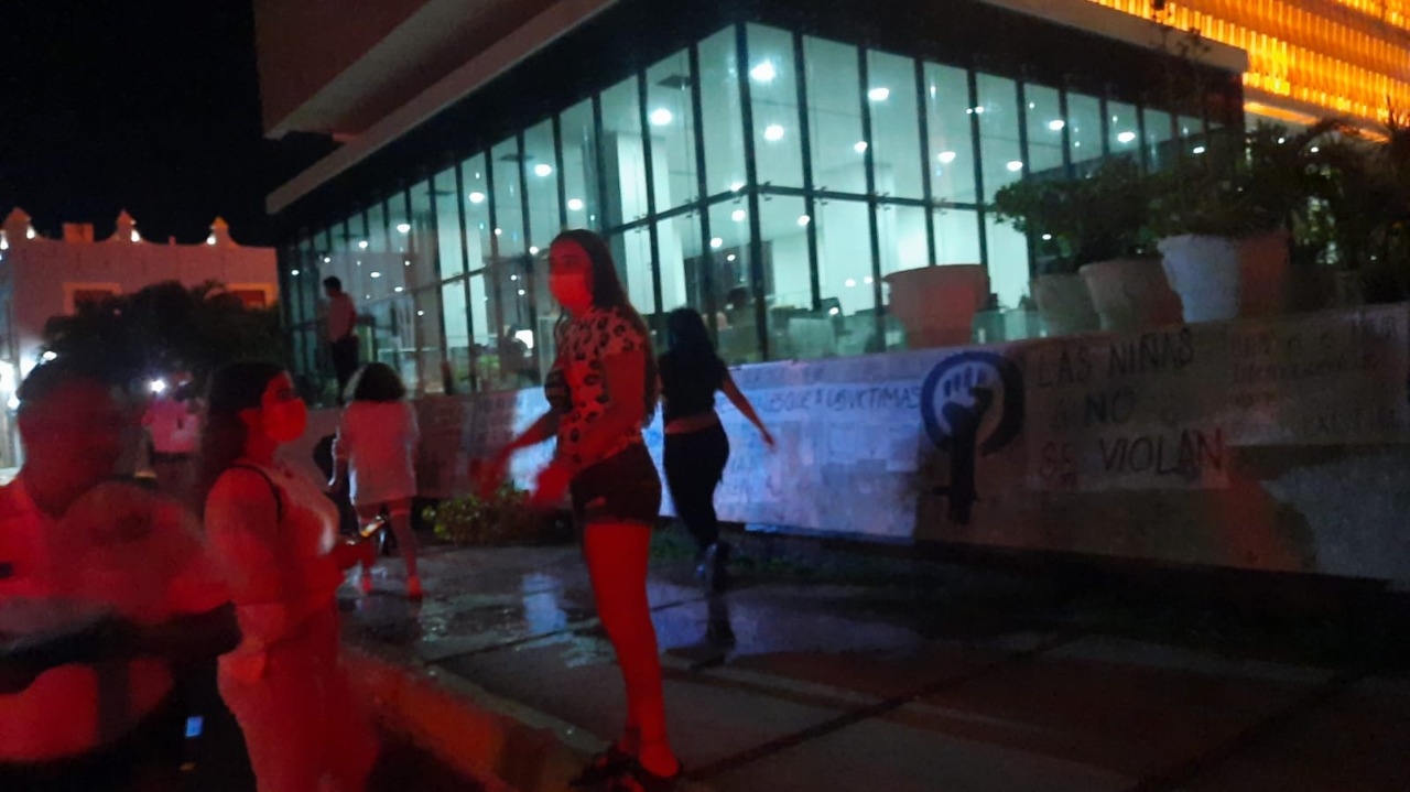 Entre las consignas, señalaron al gobierno de Sansores San Román como “feminicida”