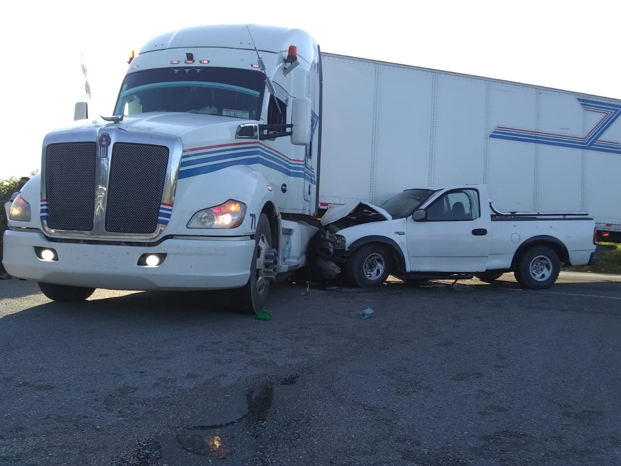 Del golpe, la camioneta se atoró con la llanta y fue arrastrada por el tráiler Del golpe, la camioneta se atoró con la llanta y fue arrastrada por el tráiler