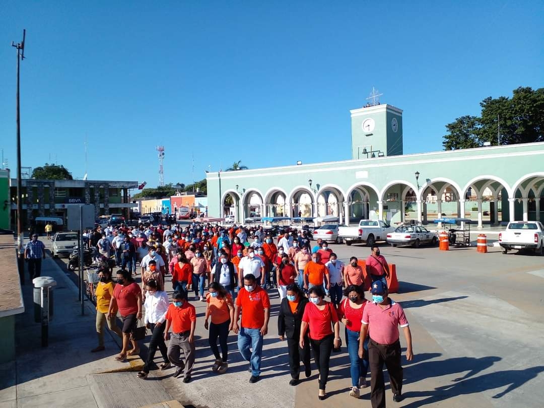 Decenas de ciudadanos participaron en la actividad que culminó en el Centro de la población en el parque de Nooh-Beh