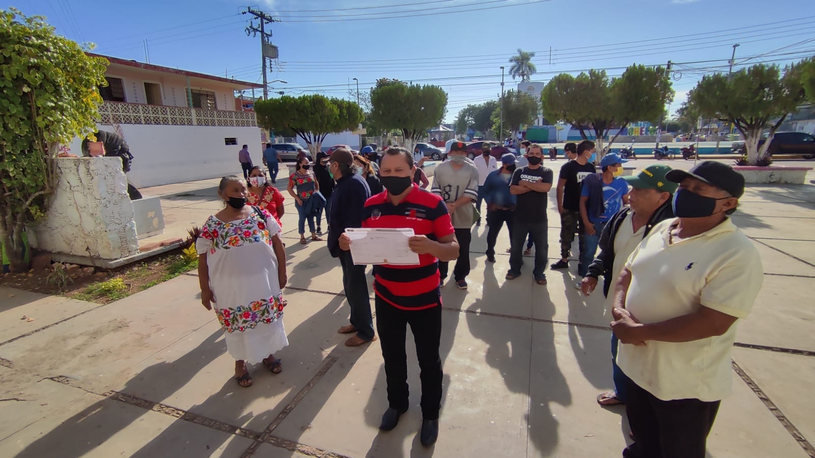 El candidato salió con la gente del poblado para que le entreguen su constancia como autoridad electa