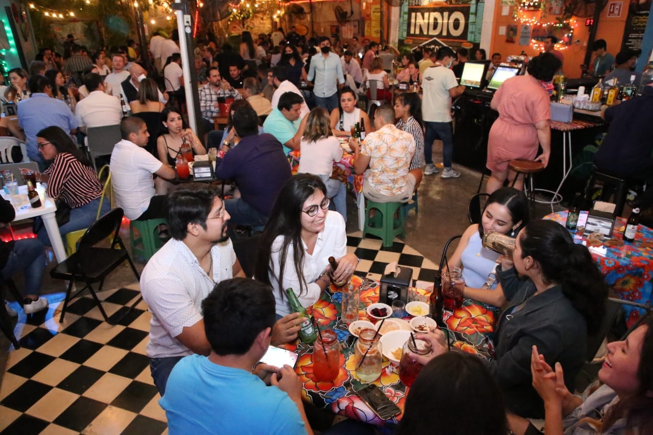 La gente se encuentra en los restaurantes y bares del centro disfrutando de este fin de semana La gente se encuentra en los restaurantes y bares del centro disfrutando de este fin de semana