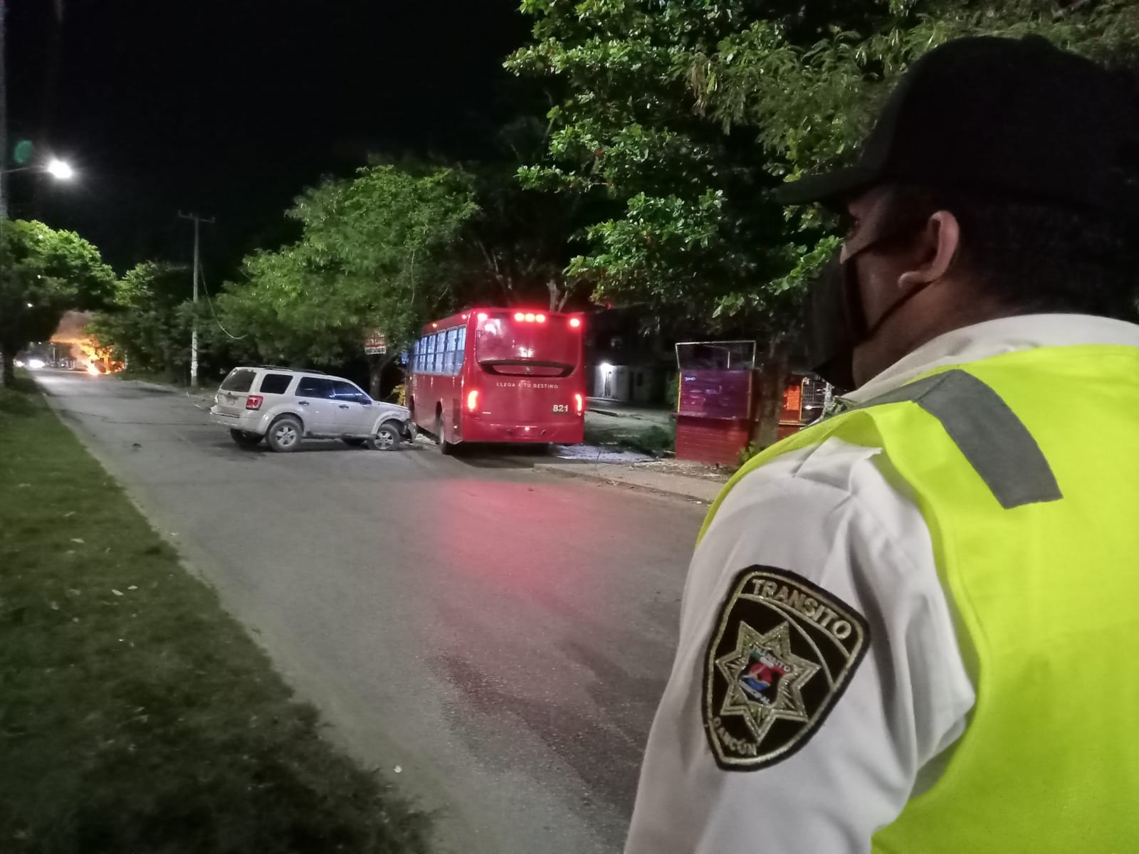Choque entre camioneta y autobús deja dos heridos en la avenida Kabah de Cancún