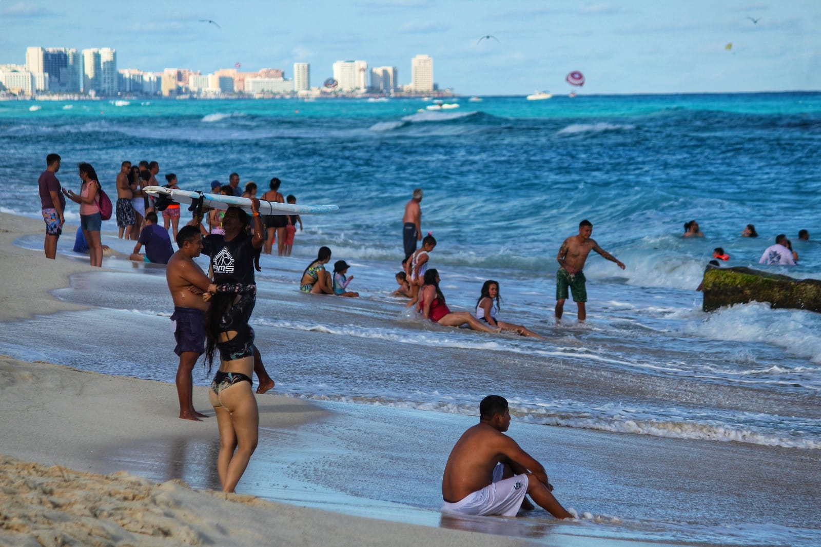 Los visitantes estaban optimistas de que las lluvias arruinaran sus planes de divertirse y nadar en el mar