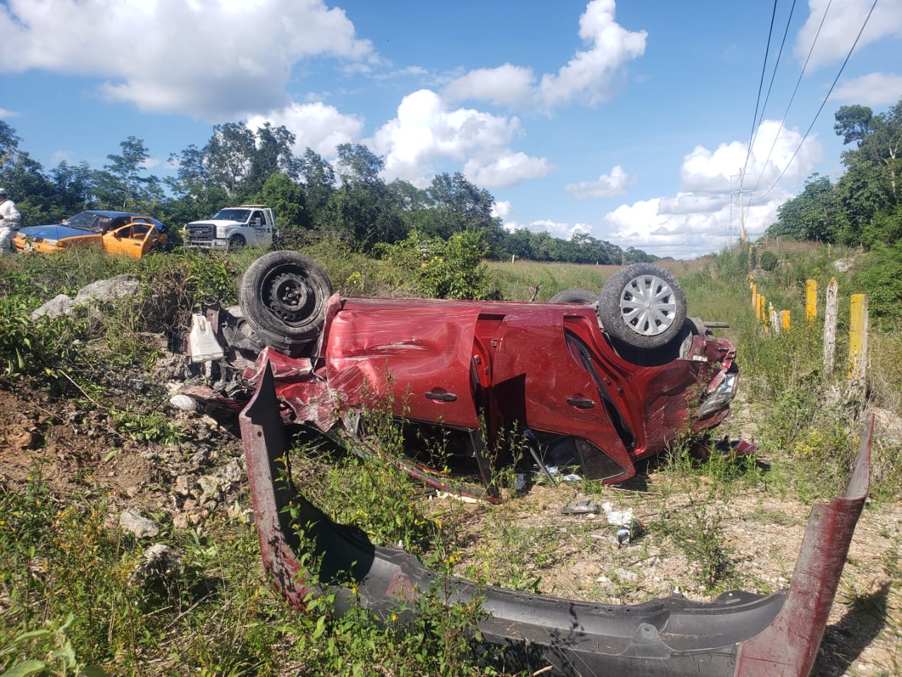 Volcadura deja dos lesionados y daños materiales en carretera a Carrillo Puerto