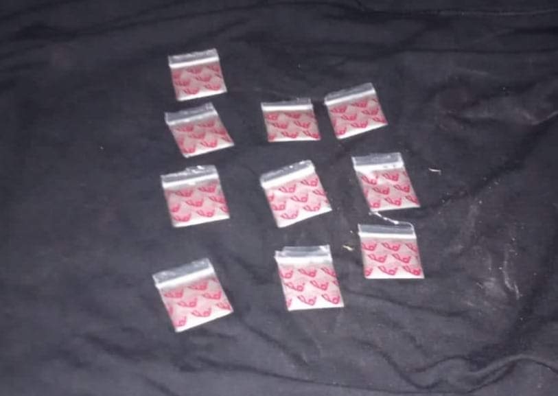 El contenido de las bolsitas tenía características similares a las de la cocaína, por lo que fueron aseguradas y puestas a disposición de la FGE