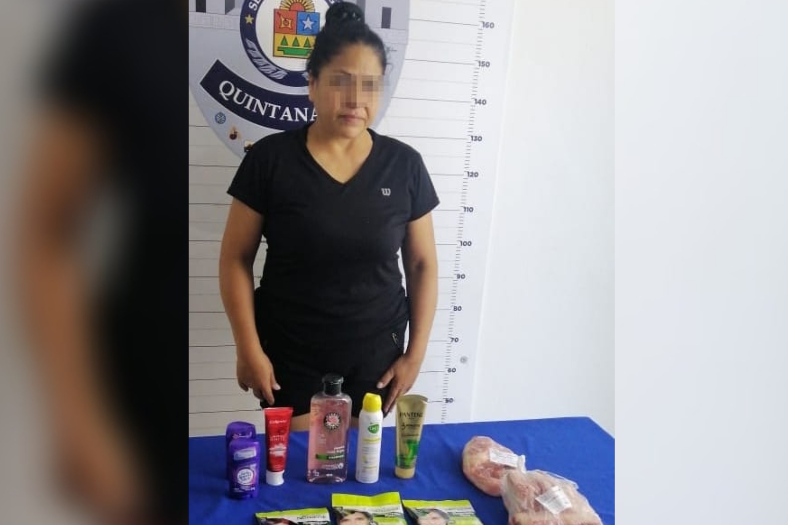 Los oficiales detuvieron a la mujer acusada de haber robado distintos productos para procesarla por su probable participación en el delito de robo a comercios Los oficiales detuvieron a la mujer acusada de haber robado distintos productos para procesarla por su probable participación en el delito de robo a comercios