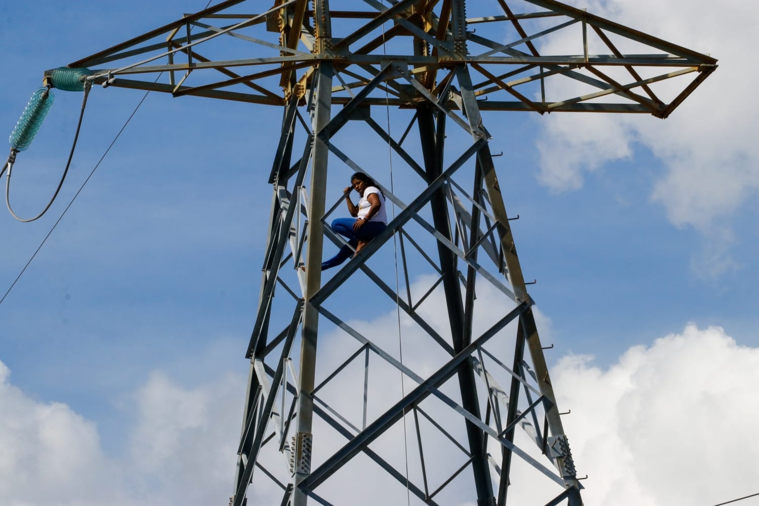 La mujer estuvo más de 6 horas arriba de la torre La mujer estuvo más de 6 horas arriba de la torre