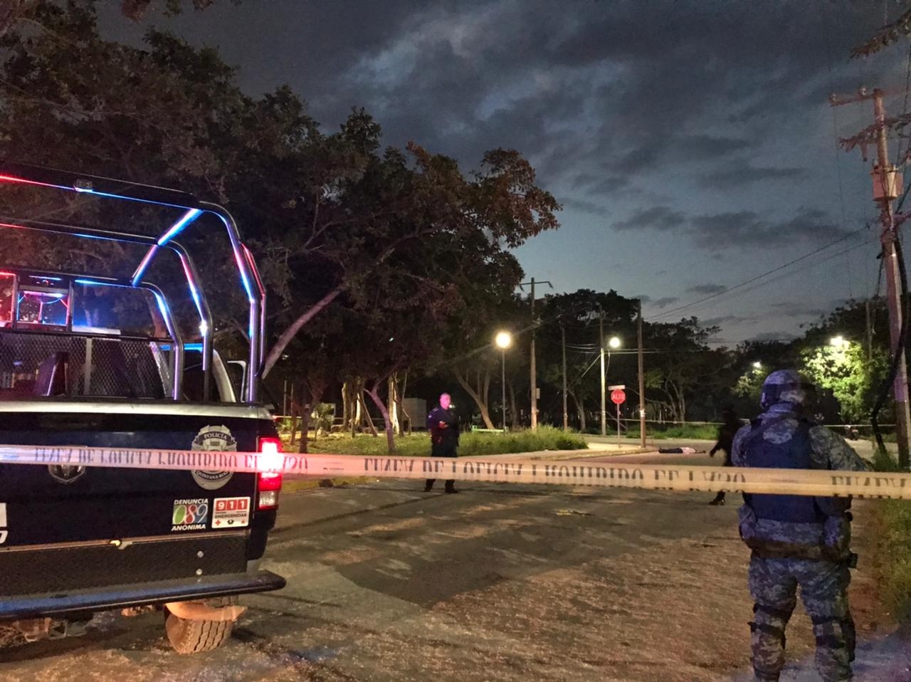La esposa comenzó a gritar mientras que los atacantes corrieron y se subieron a una motocicleta en la cual huyeron La esposa comenzó a gritar mientras que los atacantes corrieron y se subieron a una motocicleta en la cual huyeron