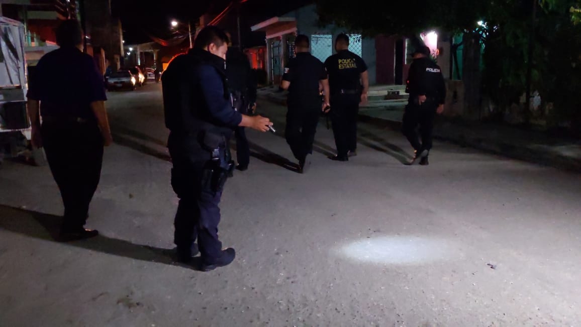 Policías recorrieron las calles de la colonia para encontrar los casquillos de las detonaciones