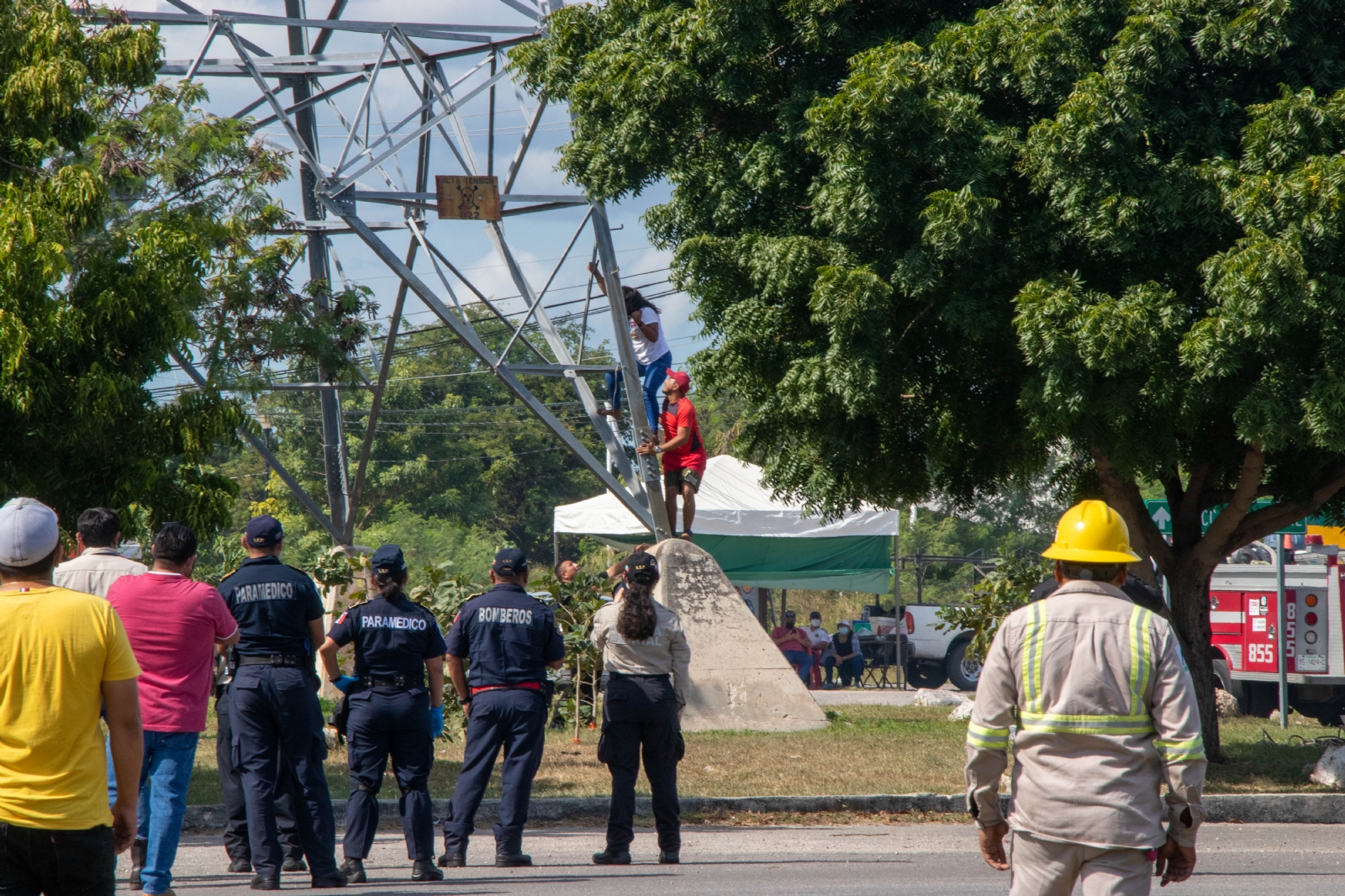 Integrantes del grupo de rescate hicieron todo lo posible para
evitar la caída desde casi 40 metros de altura de la joven ayer. Integrantes del grupo de rescate hicieron todo lo posible para
evitar la caída desde casi 40 metros de altura de la joven ayer.