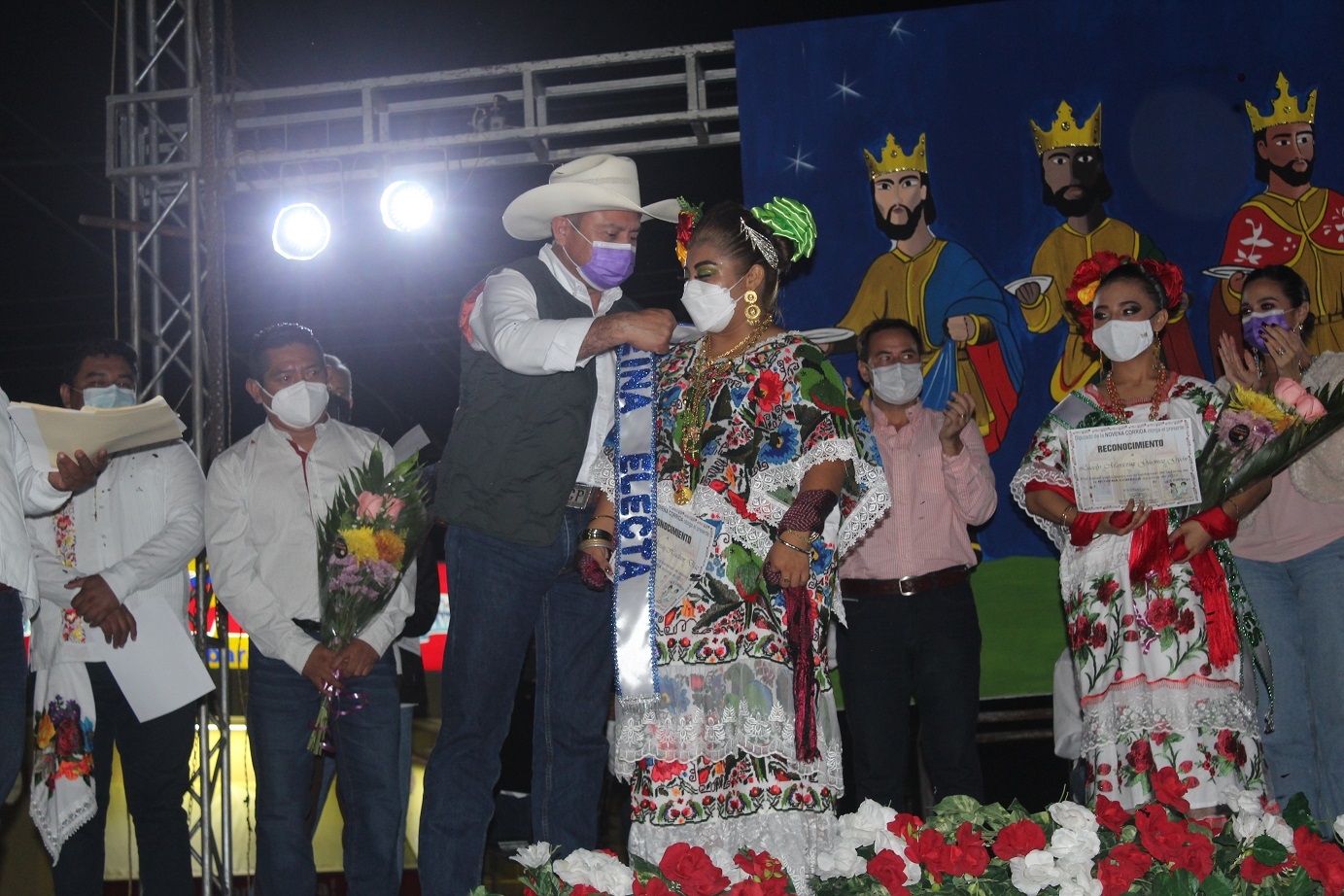 El ballet folclórico de la novena corrida de toros deleitó a los presentes en este certamen de elección. La banda fue colocada por el presidente municipal