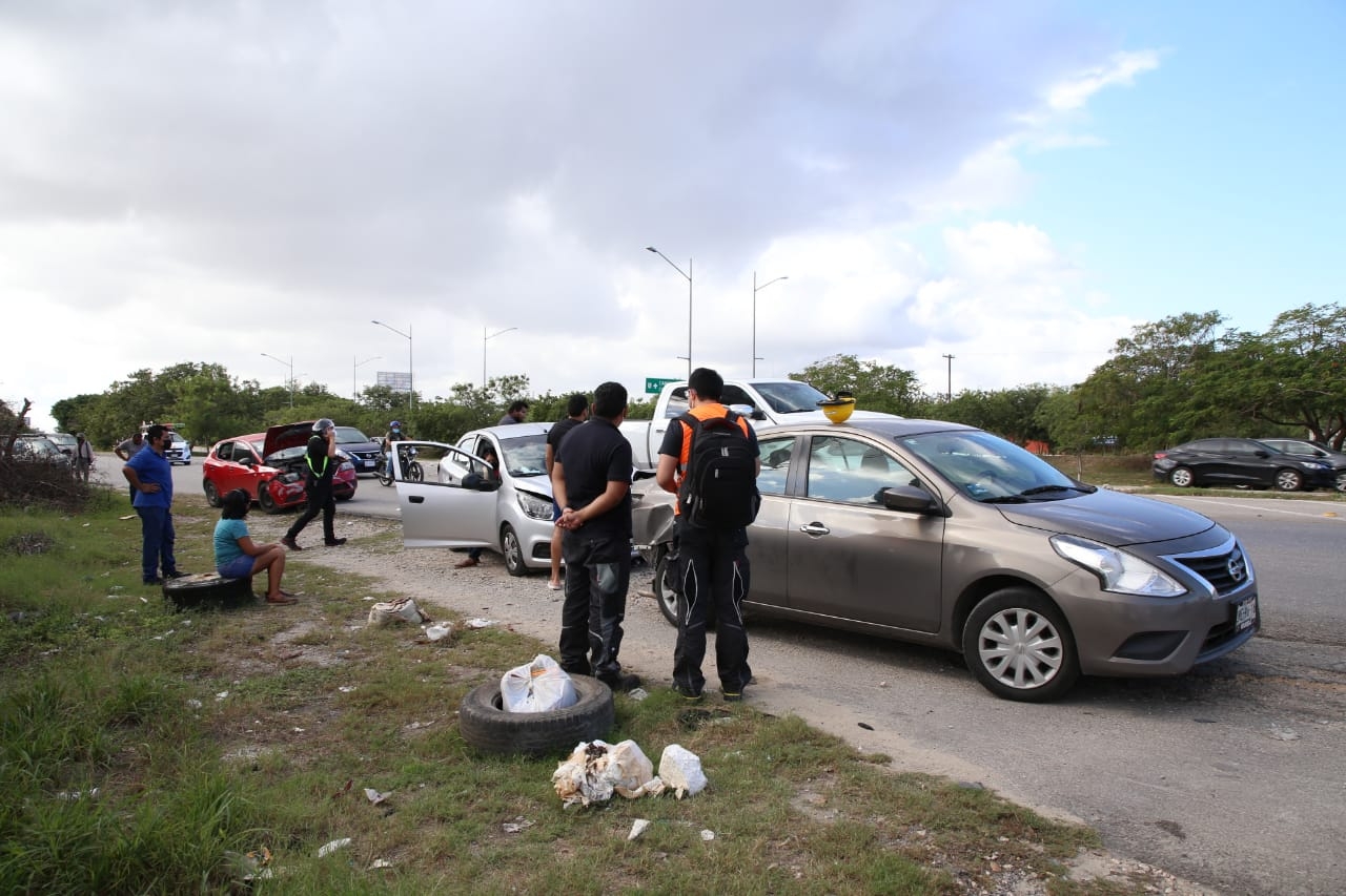 Al lugar arribaron elementos policiales que estuvieron presentes en la negociación entre los conductores Al lugar arribaron elementos policiales que estuvieron presentes en la negociación entre los conductores