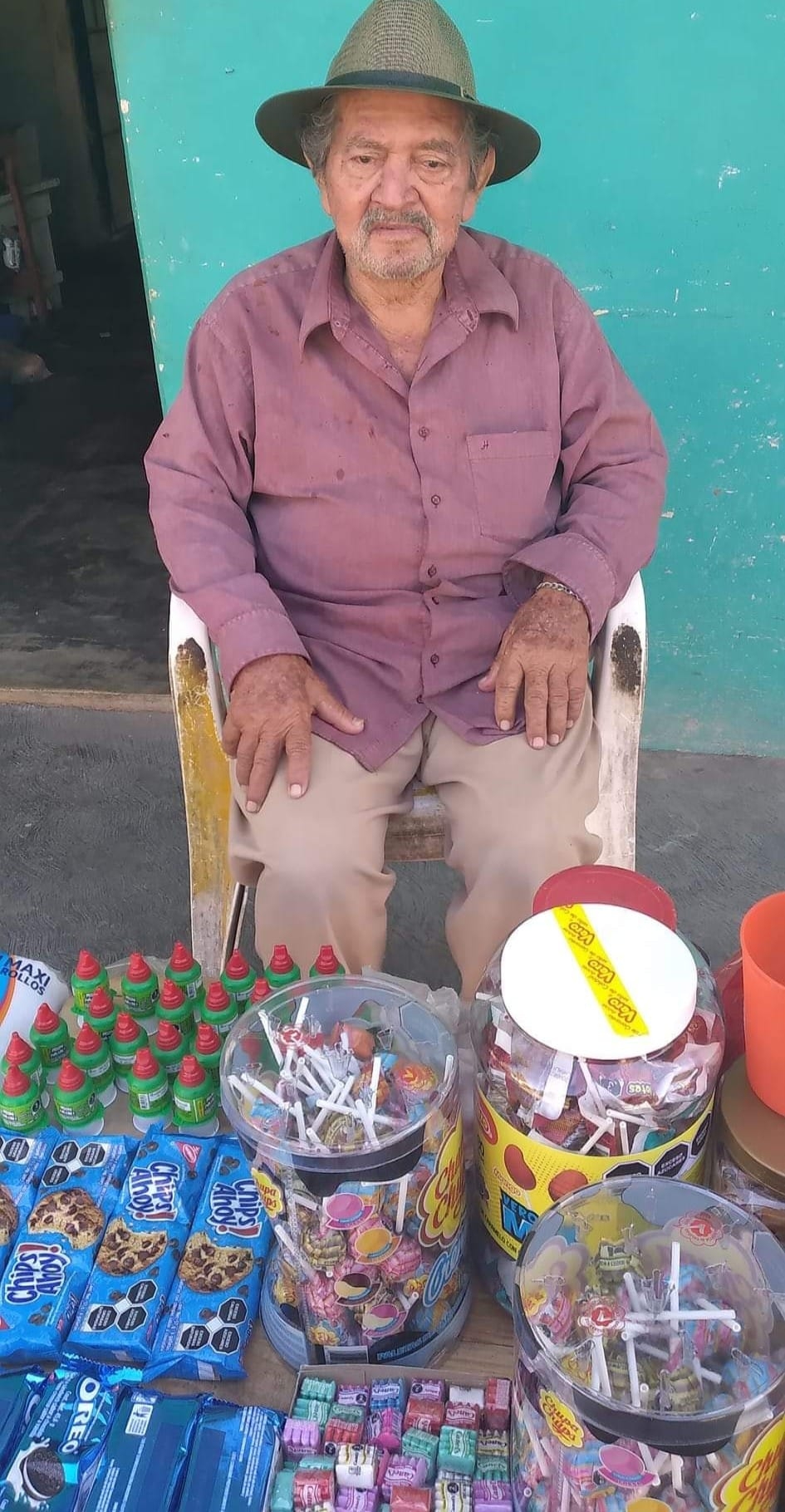 Audomaro Castillo es un hombre de 85 años que se dedica a vender dulces en Chetumal