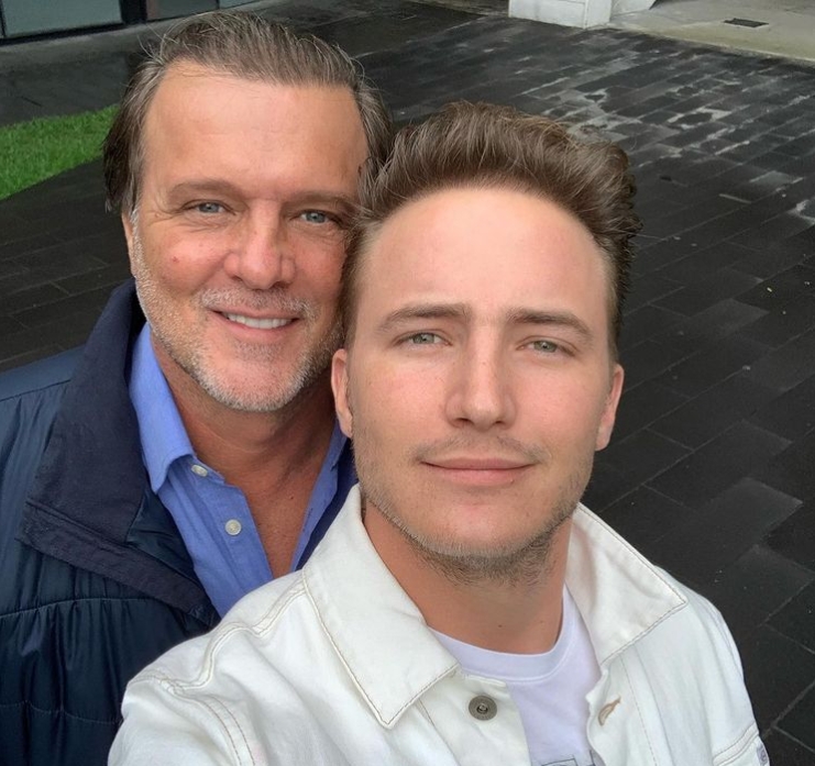 El hijo de René Strickler, se comprometió con su novio tras cuatro años de relación; sin embargo, el gran ausente de la noche fue el actor argentino