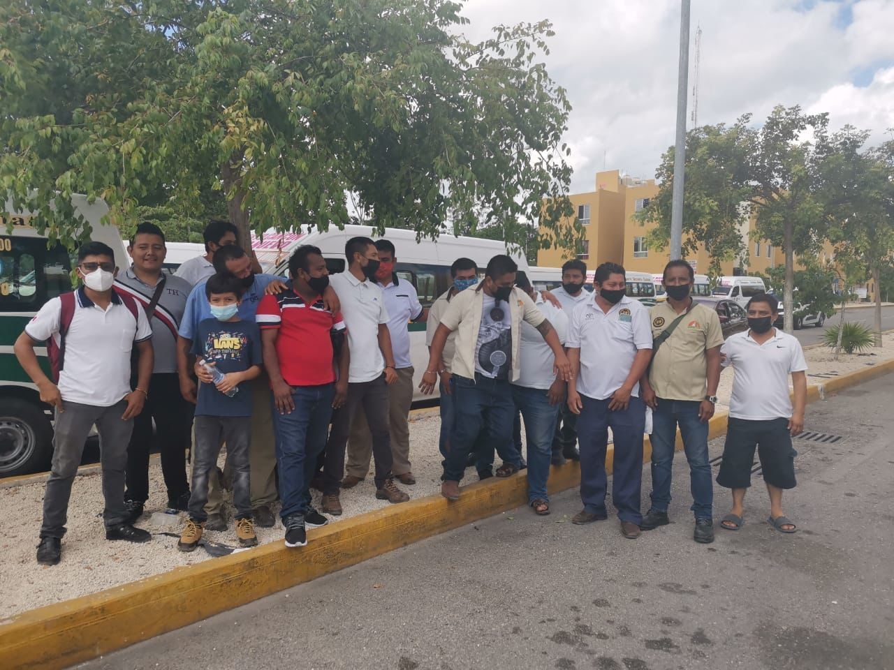 Los delegados de Maya Caribe y los socios fueron a buscar a los choferes para decirles que a partir de hoy incrementan las tarifas Los delegados de Maya Caribe y los socios fueron a buscar a los choferes para decirles que a partir de hoy incrementan las tarifas