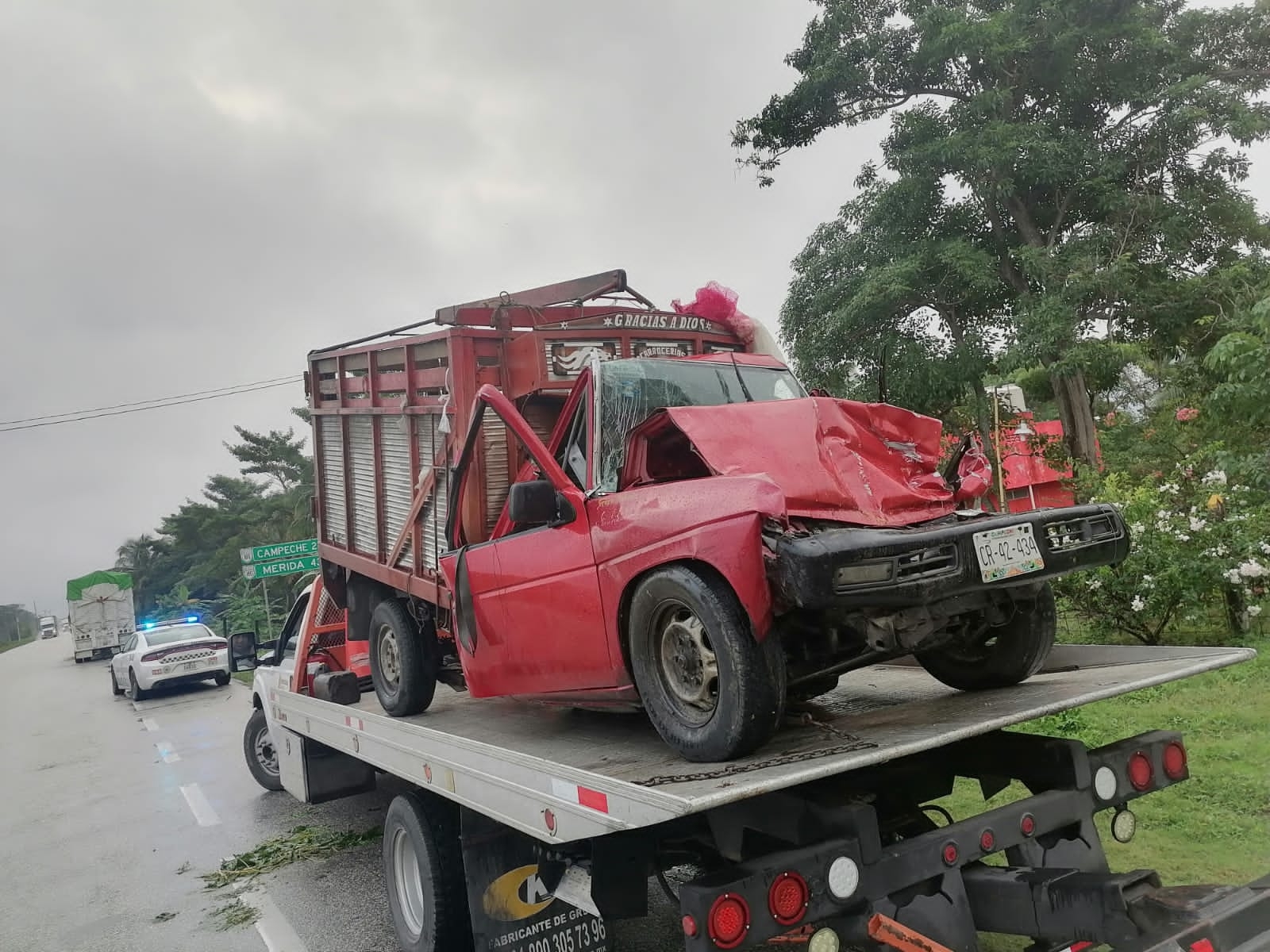Una de las unidades accidentadas en Ciudad del Carmen, fue remolcada por una grúa hacia el corralón de la ciudad