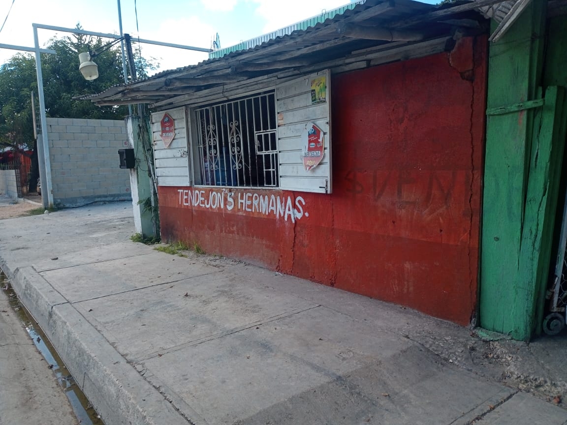 Luis Guillermo Pérez, dueño de "tiendita", relató que los proveedores dejaron de surtir como antes a los comercios debido a la falta de pago
