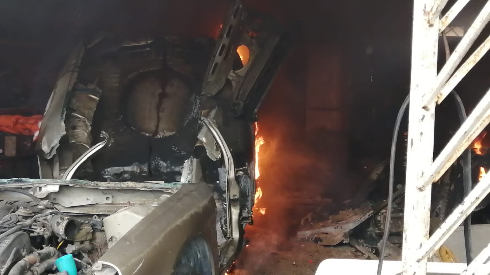 Se incendia deshuesadero de autos en Ciudad del Carmen