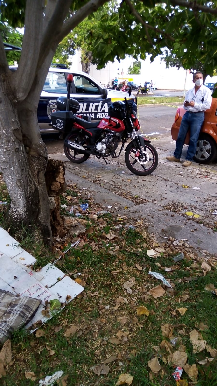 Pese a que el IMSS se encuentra a menos de 100 metros, el servicio de emergencias canalizó al Grupo Rino para atender al hombre Pese a que el IMSS se encuentra a menos de 100 metros, el servicio de emergencias canalizó al Grupo Rino para atender al hombre