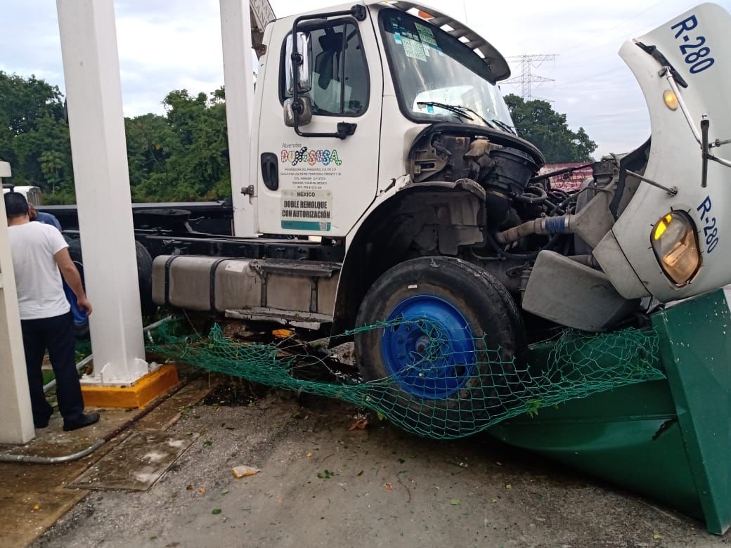 La unidad pesada terminó impactándose con el letrero de una gasolinera, y atropellando a un ciclista La unidad pesada terminó impactándose con el letrero de una gasolinera, y atropellando a un ciclista