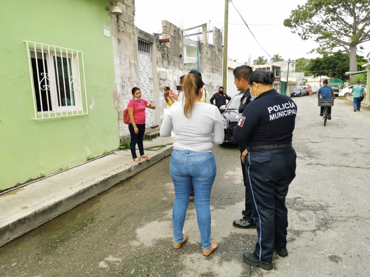 Vecinos del lugar pidieron ayuda a las autoridades para ayudar a la joven mujer Vecinos del lugar pidieron ayuda a las autoridades para ayudar a la joven mujer