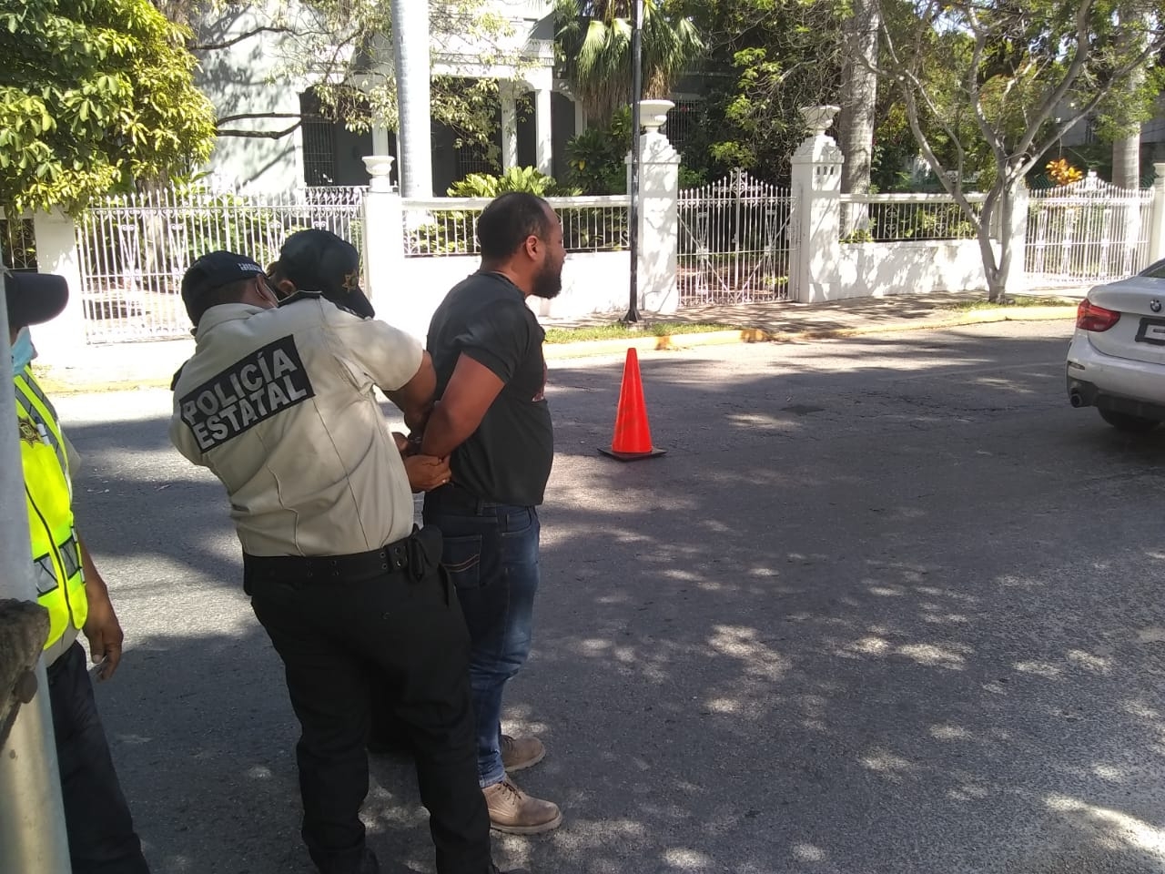 Elementos de la policía estatal detuvieron al golpeador y fue llevado a los separos Elementos de la policía estatal detuvieron al golpeador y fue llevado a los separos