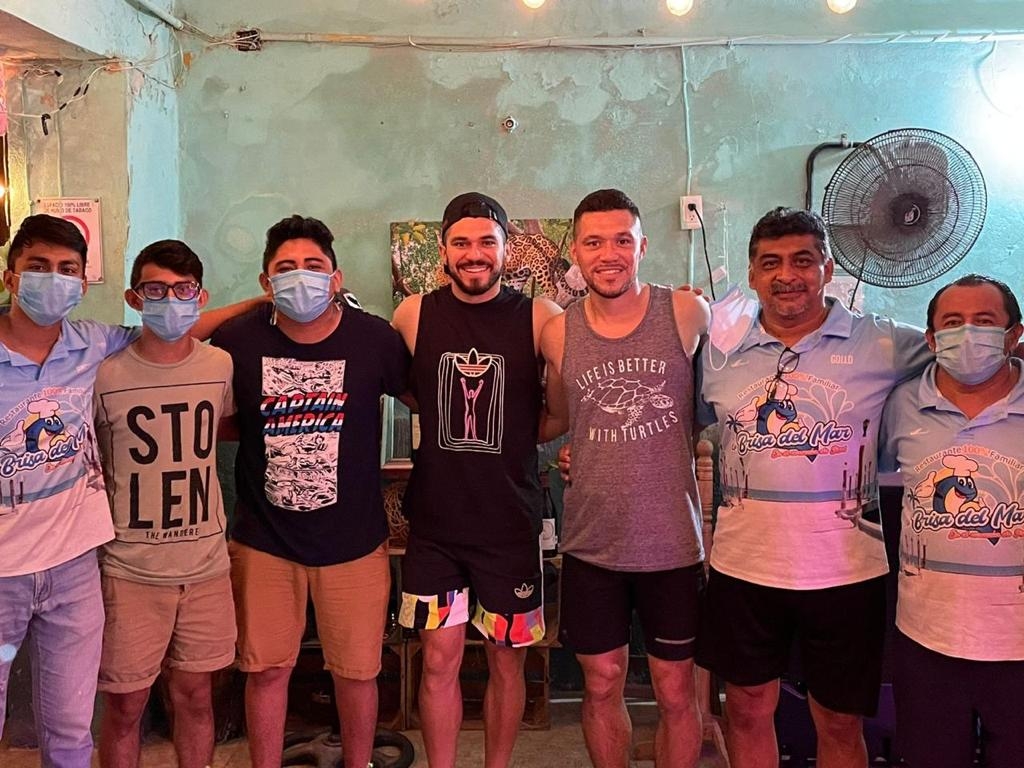 Lugareños dicen que el futbolista acostumbra visitar el puerto y tomarse fotos con sus seguidores