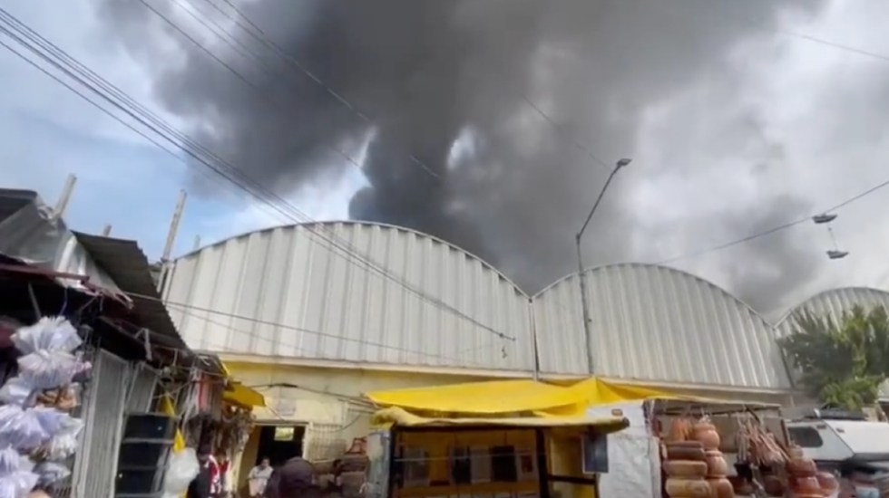 Esta mañana se registró un incendio fuerte al interior del mercado de Sonora, en el área de productos místicos, el cual se extendió hasta el área de comida Esta mañana se registró un incendio fuerte al interior del mercado de Sonora, en el área de productos místicos, el cual se extendió hasta el área de comida