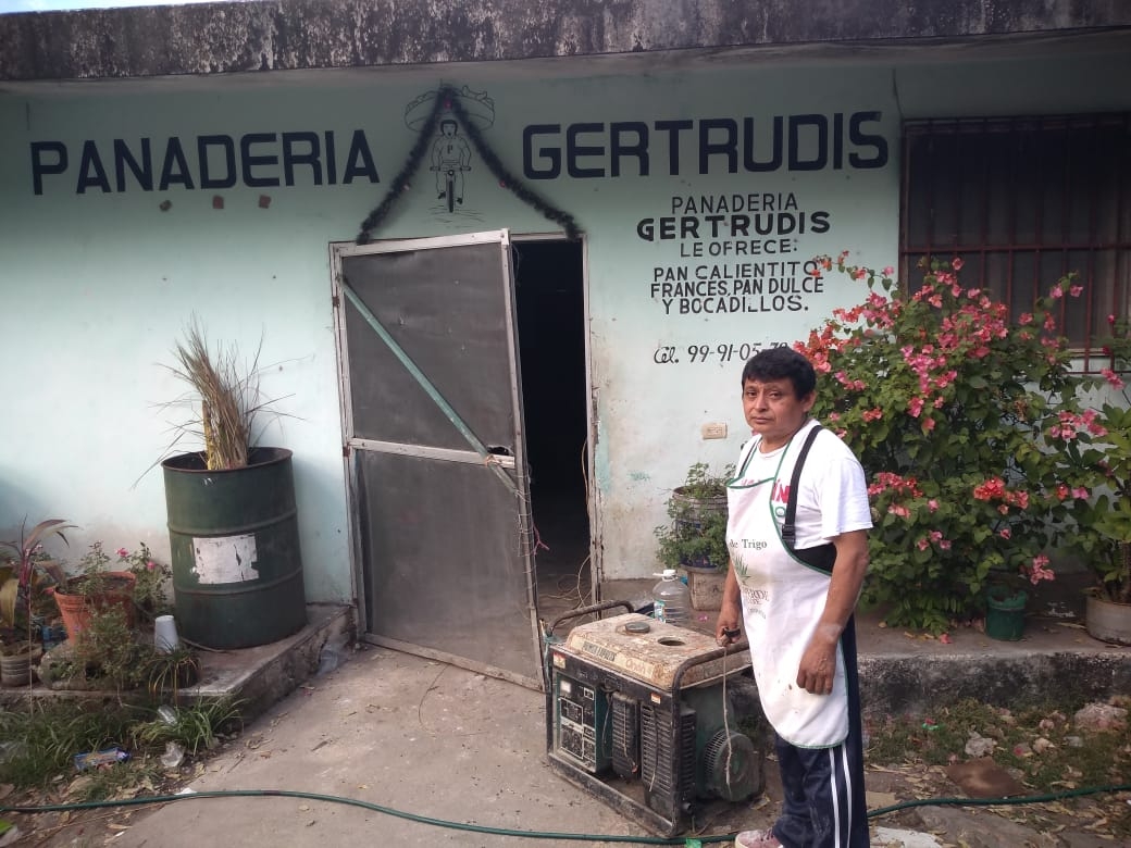 Algunos comercios tuvieron que usar plantas de luz para poder continuar con sus labores diarias Algunos comercios tuvieron que usar plantas de luz para poder continuar con sus labores diarias
