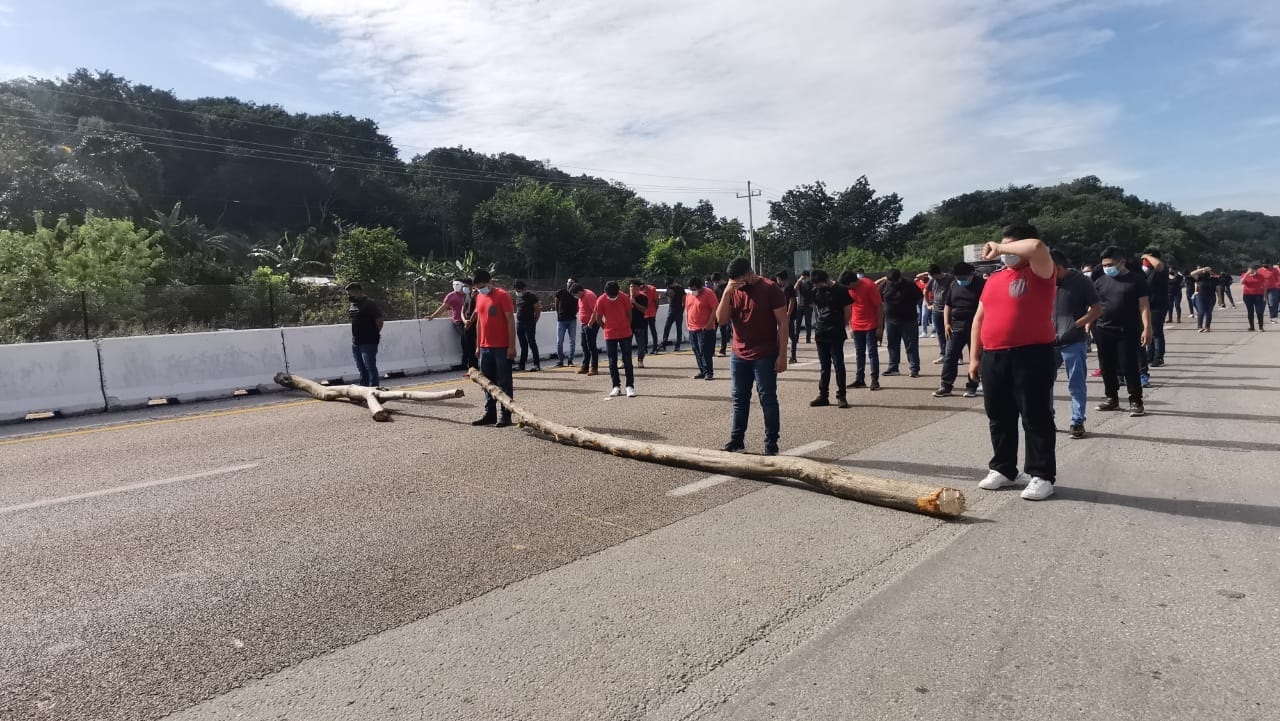 Hace unos días, normalistas de Hecelchakán bloquearon la carretera Mérida-Campeche para exigir apoyos