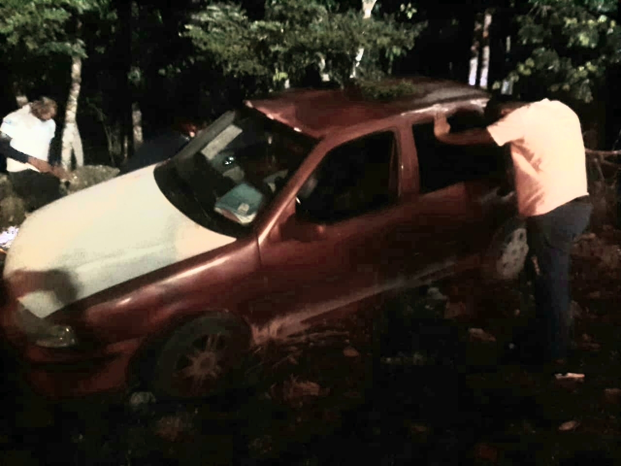 Un automóvil terminó fuera de la carretera rumbo a Kantunilkín cuando su conductor se dormitó Un automóvil terminó fuera de la carretera rumbo a Kantunilkín cuando su conductor se dormitó