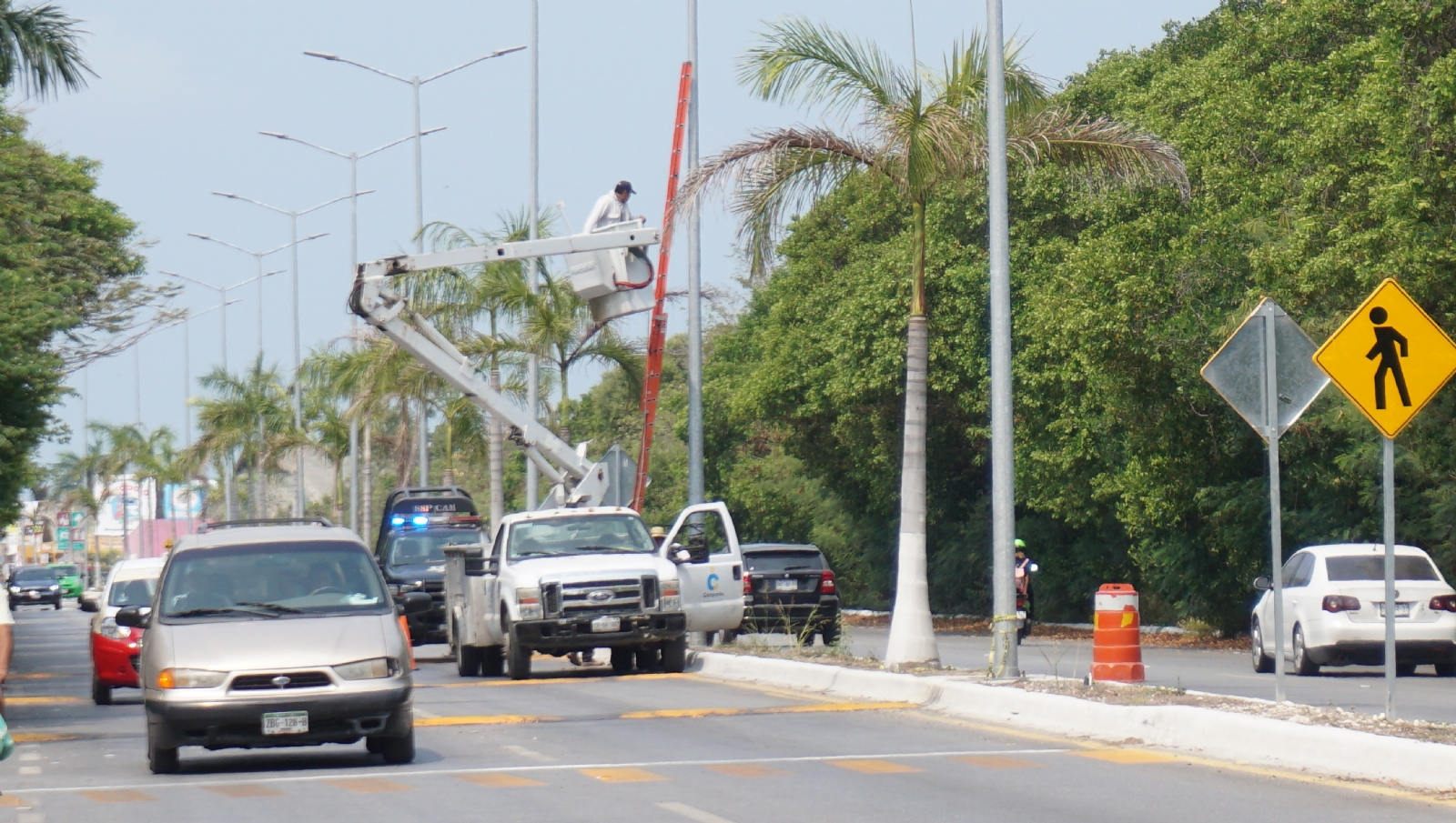 La obra, de seis kilómetros de extensión, carece de iluminación por deberse 800 mil pesos: Rabelo