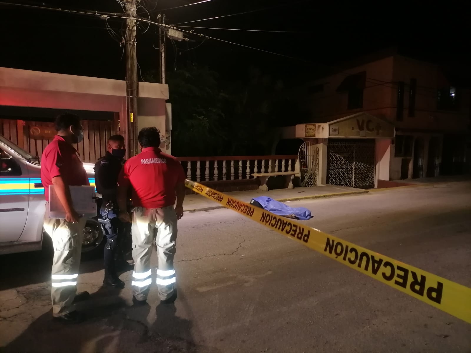 Las autoridades policiacas y paramédicos de Cozumel acudieron al lugar para atender al hombre, quien falleció en el sitio Las autoridades policiacas y paramédicos de Cozumel acudieron al lugar para atender al hombre, quien falleció en el sitio