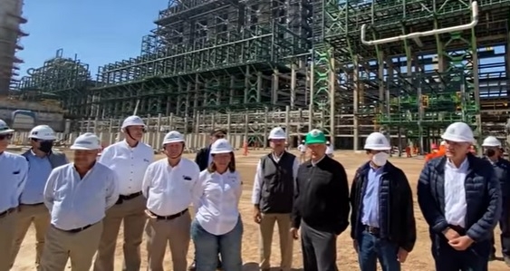 Con esta obra se crearán 8 mil empleos y se producirán 30 mil barriles adicionales de gasolina Con esta obra se crearán 8 mil empleos y se producirán 30 mil barriles adicionales de gasolina