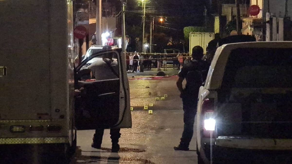Cinco hombres fueron atacados a balazos la noche de este domingo en Cuernavaca, Morelos, tres de ellos murieron en el lugar y dos más resultaron con lesiones graves Cinco hombres fueron atacados a balazos la noche de este domingo en Cuernavaca, Morelos, tres de ellos murieron en el lugar y dos más resultaron con lesiones graves
