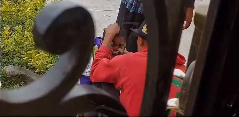Uno de los niños llora y es empujado por su padre por lo que lo manda pasos adelante Uno de los niños llora y es empujado por su padre por lo que lo manda pasos adelante