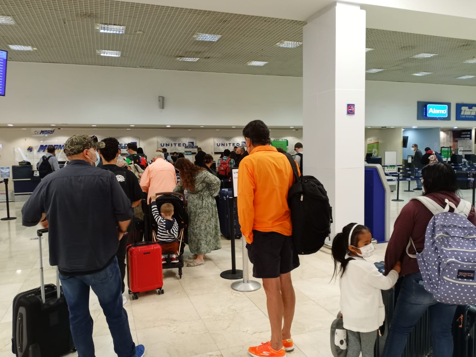 Empleados de las compañías aéreas manifestaron que las aeronaves debieron permanecer en tierra por la saturación de operaciones aéreas