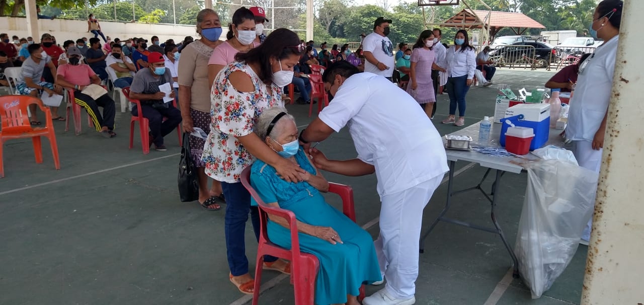 los primeros en vacunarse fueron 94 adultos que se les aplicó la dosis de Sinovac, y posteriormente, a 280 más la de Astra Zeneca los primeros en vacunarse fueron 94 adultos que se les aplicó la dosis de Sinovac, y posteriormente, a 280 más la de Astra Zeneca
