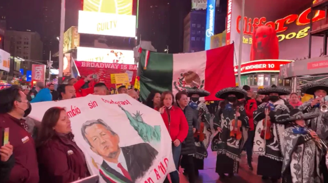 Migrantes mexicanos esperaron a AMLO con mariachi en el Aeropuerto de Nueva York