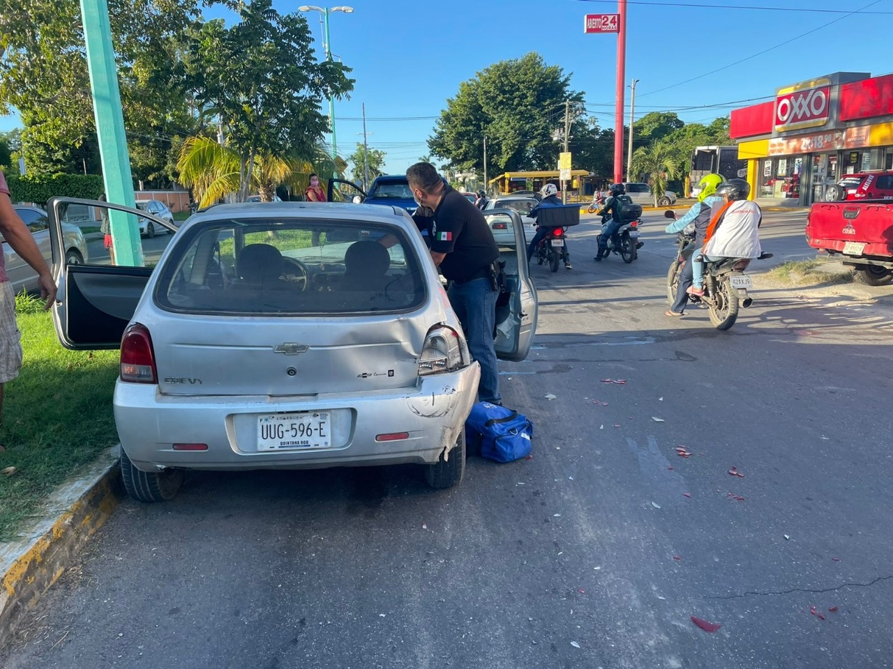 En el interior del automóvil compacto, quedó atrapada una menor de edad, quien resultó lesionada En el interior del automóvil compacto, quedó atrapada una menor de edad, quien resultó lesionada